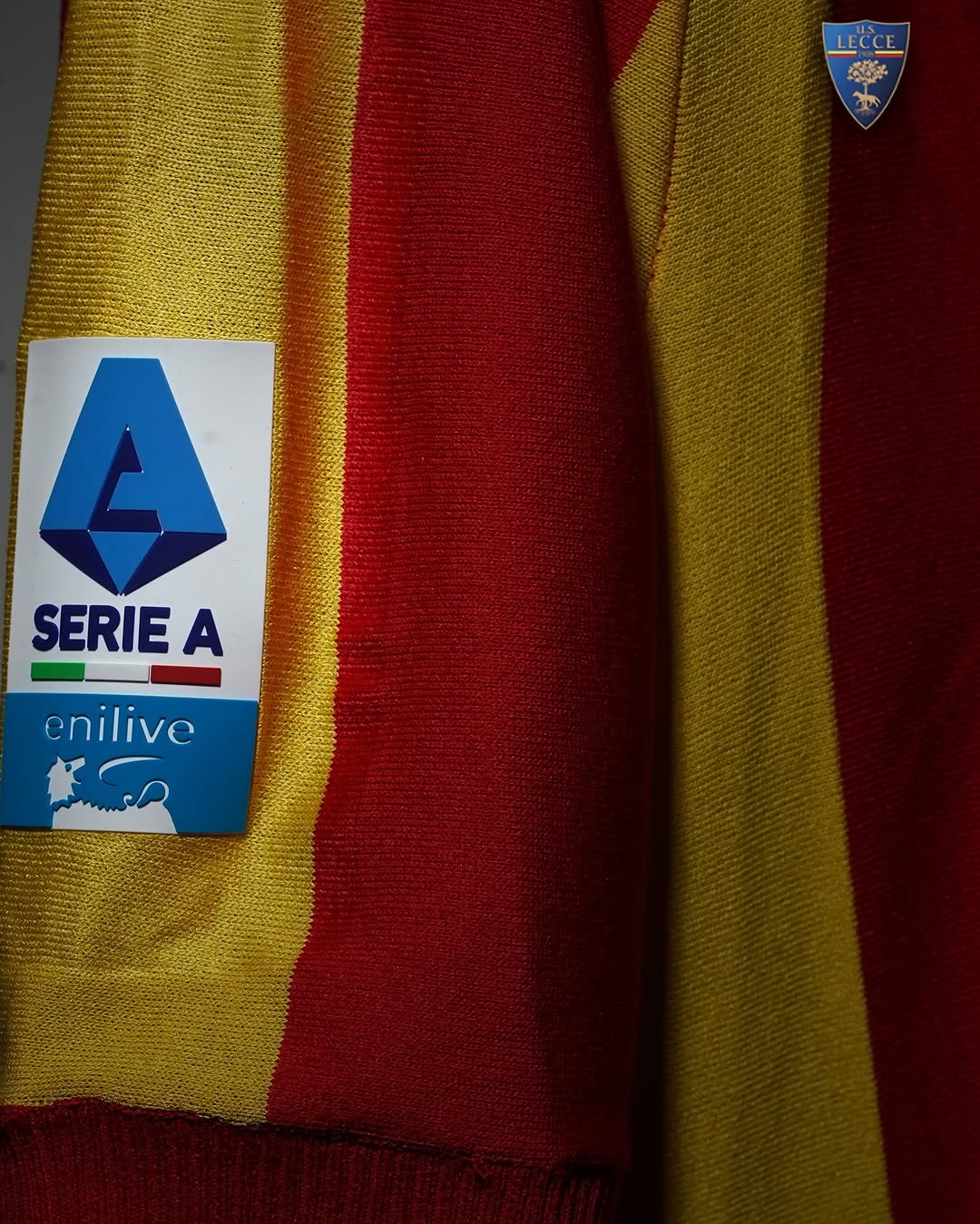 Dit is het US Lecce voetbalshirt ter ere van het 117 jarig bestaan