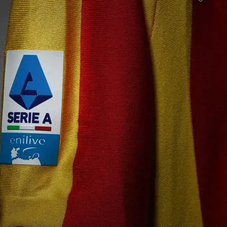 Dit is het US Lecce voetbalshirt ter ere van het 117 jarig bestaan