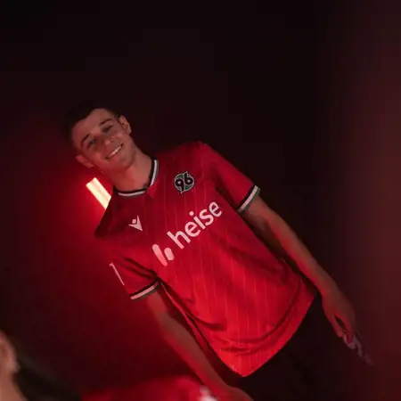 Dit zijn de Hannover 96 voetbalshirts 2024-2025