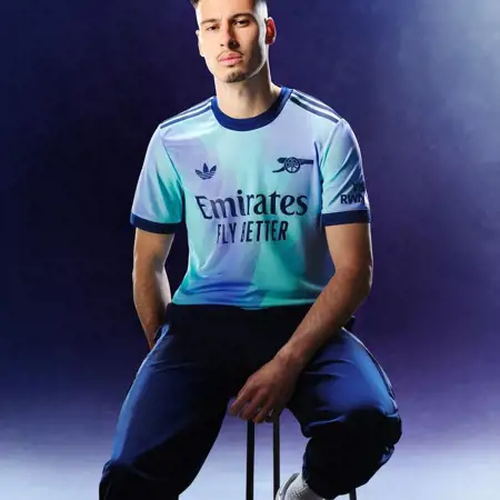 Arsenal 3e shirt 2024-2025 bevat na meer dan twintig jaar adidas Originals logo!