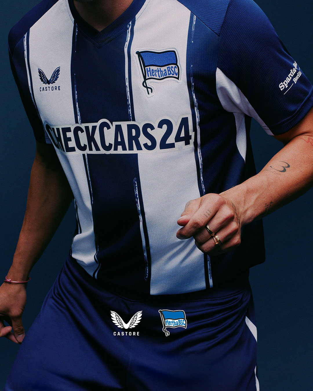 Dit zijn de Hertha BSC voetbalshirts 2025-2026 van Castore
