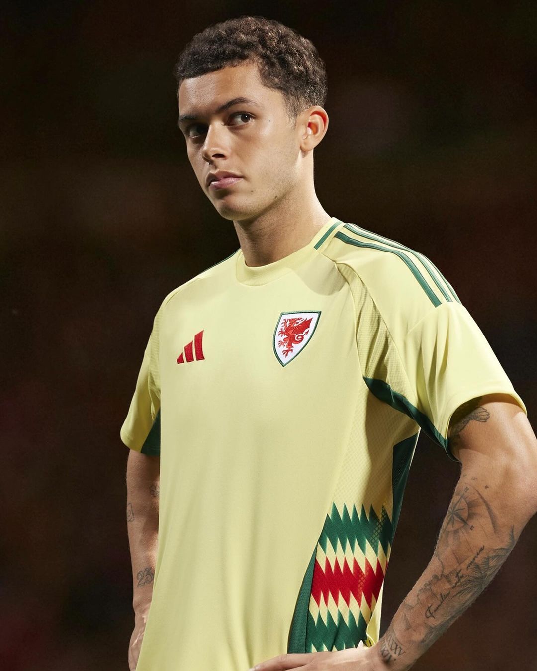 Wales voetbalshirts 2024-2025 geïnspireerd door draak