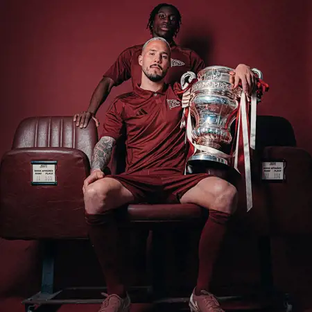 Dit is het Servette FC voetbalshirt ter ere van 135 jarig bestaan