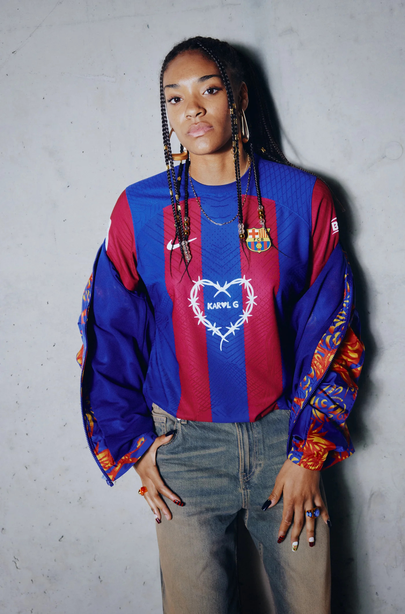 KAROL G op FC Barcelona voetbalshirt tijdens El Clásico 2024