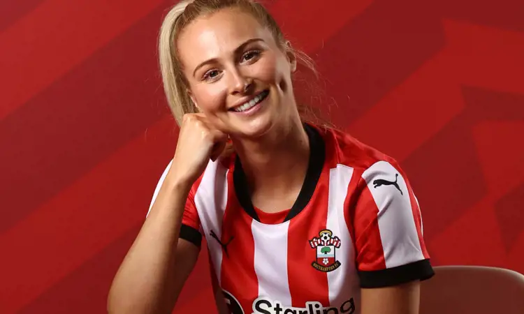 Dit zijn de Southampton voetbalshirts 2024-2025 van Hummel