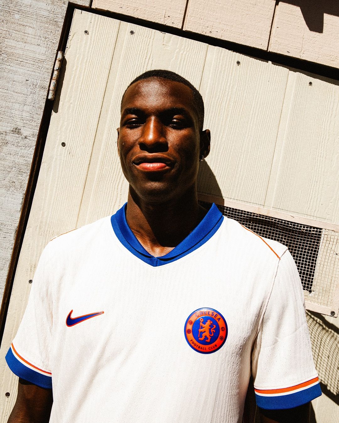 Chelsea uitshirt 2024-2025 beige met oranje en blauwe accenten!