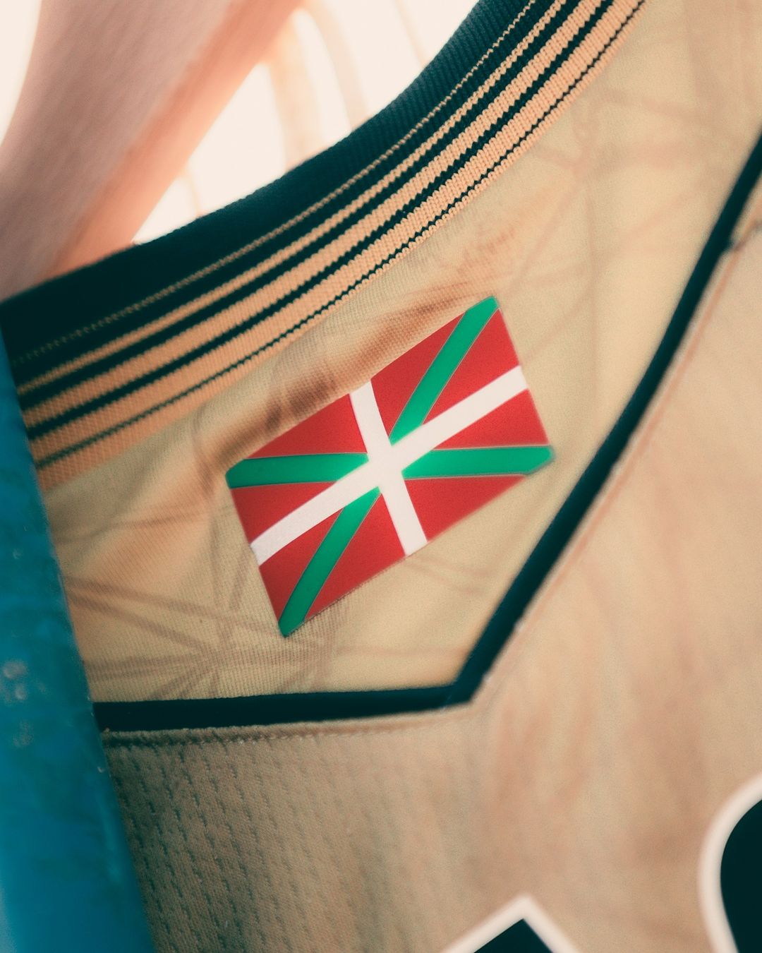 Real Sociedad voetbalshirts 2024-2025 tribuut aan retro shirts en stadion