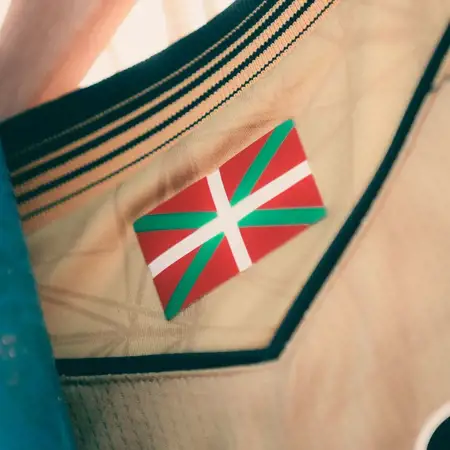 Real Sociedad voetbalshirts 2024-2025 tribuut aan retro shirts en stadion