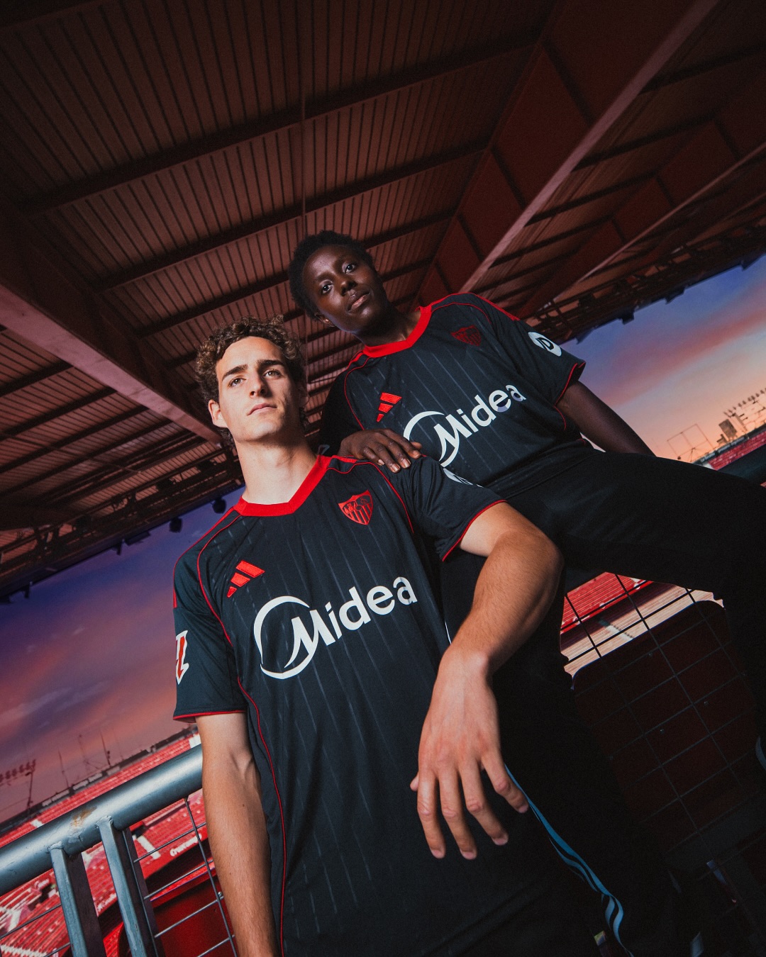 Dit zijn de Sevilla CF voetbalshirts 2025-2026 van adidas