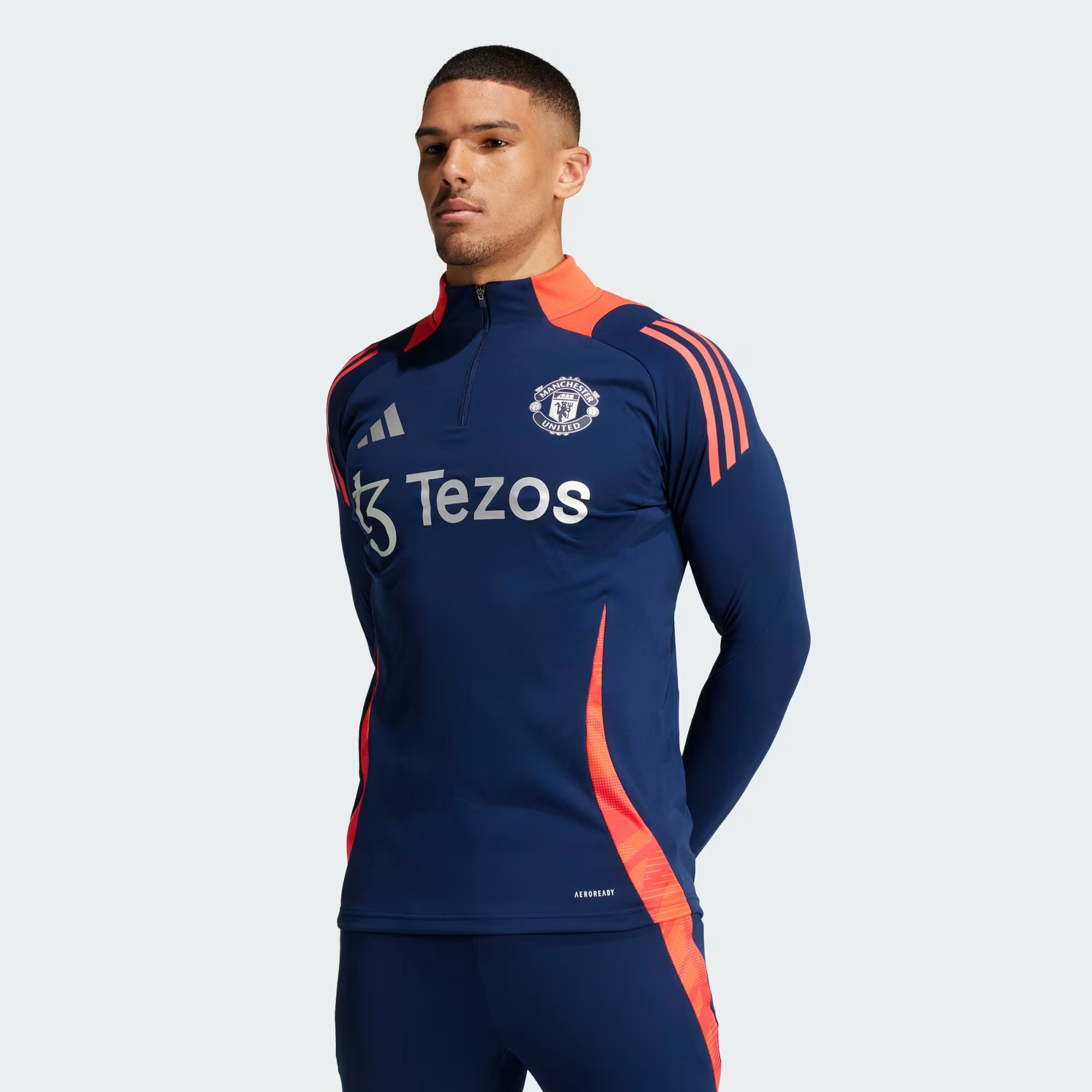 Dit is het donkerblauwe Manchester United trainingspak 2024-2025 met fel rode details!