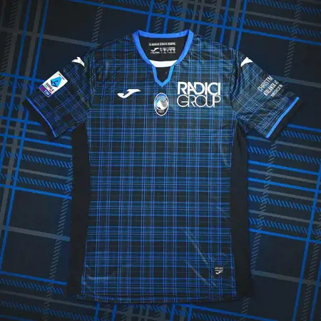 Dit is het Atalanta Bergamo Christmas voetbalshirt 2023-2024