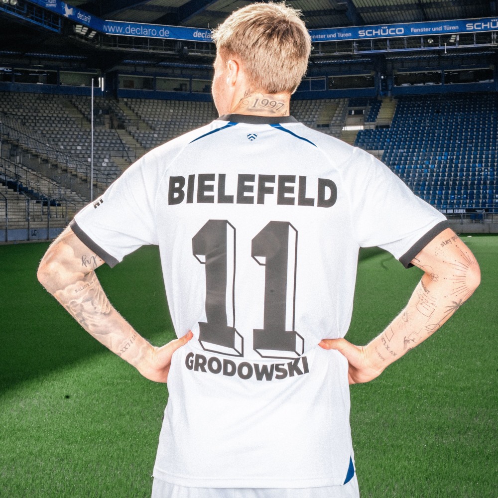 Dit zijn de Arminia Bielefeld voetbalshirts 2025-2026 van Umbro