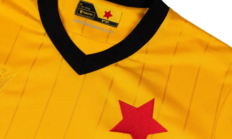 Dit is het Rode Ster Belgrado voetbalshirt ter ere van 80 jarig bestaan