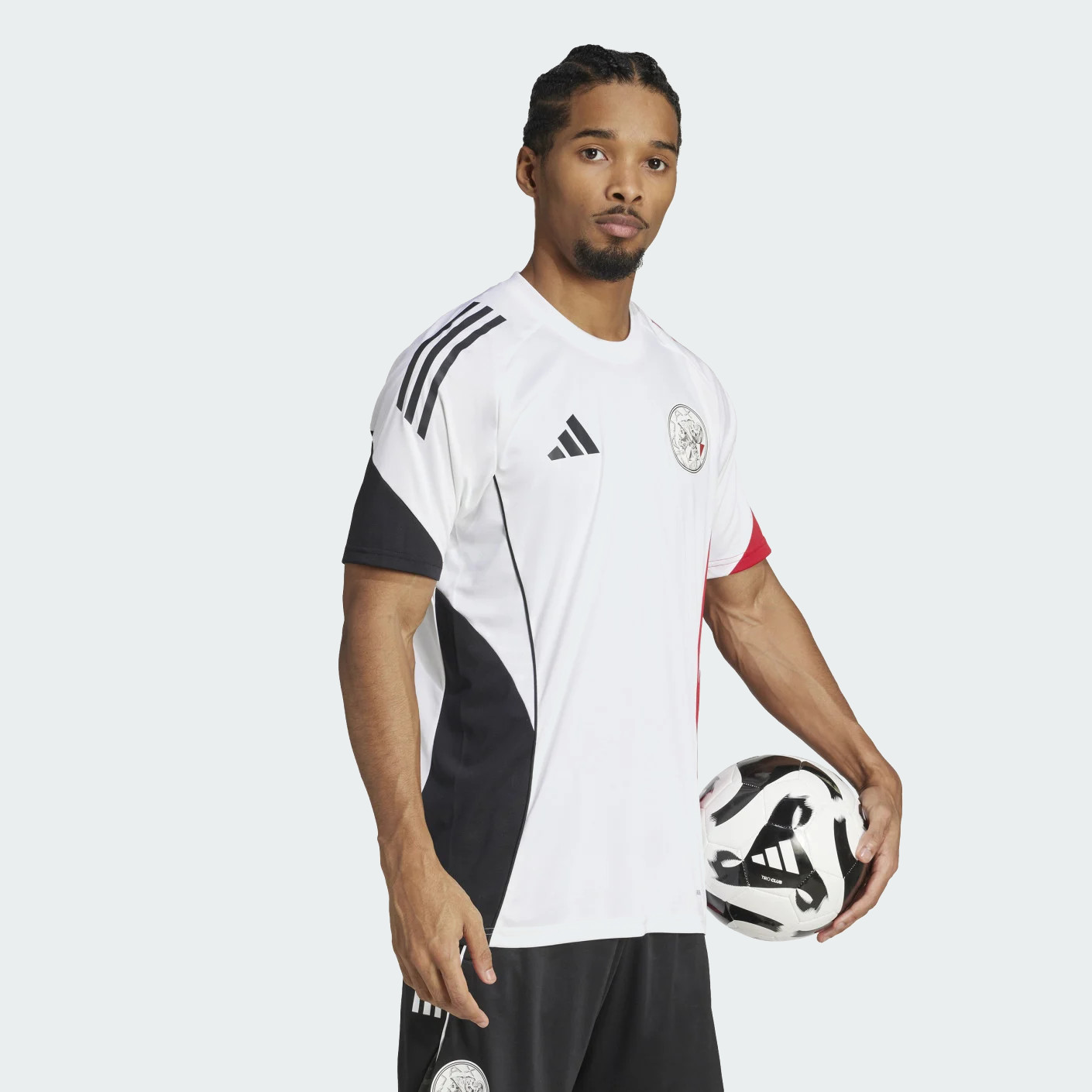 Dit is het Ajax trainingsshirt 2025-2026