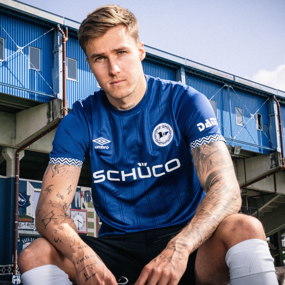 Dit zijn de Arminia Bielefeld voetbalshirts 2025-2026 van Umbro
