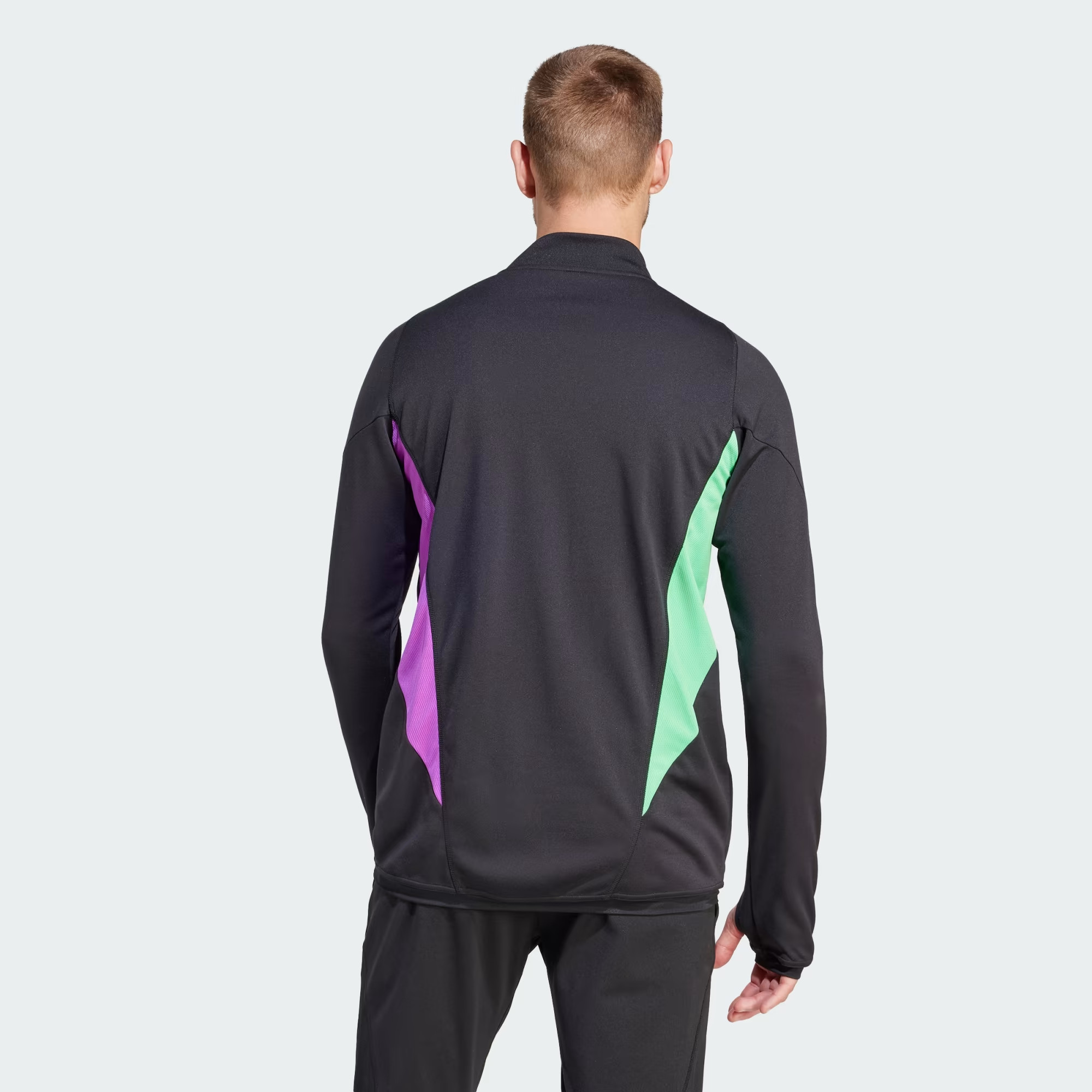 Dit is het zwarte Bayern München trainingspak 2023-2024