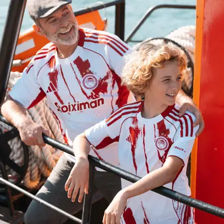 Olympiakos voetbalshirts 2025-2026: stijlvolle ontwerpen in wit, grijs en rood