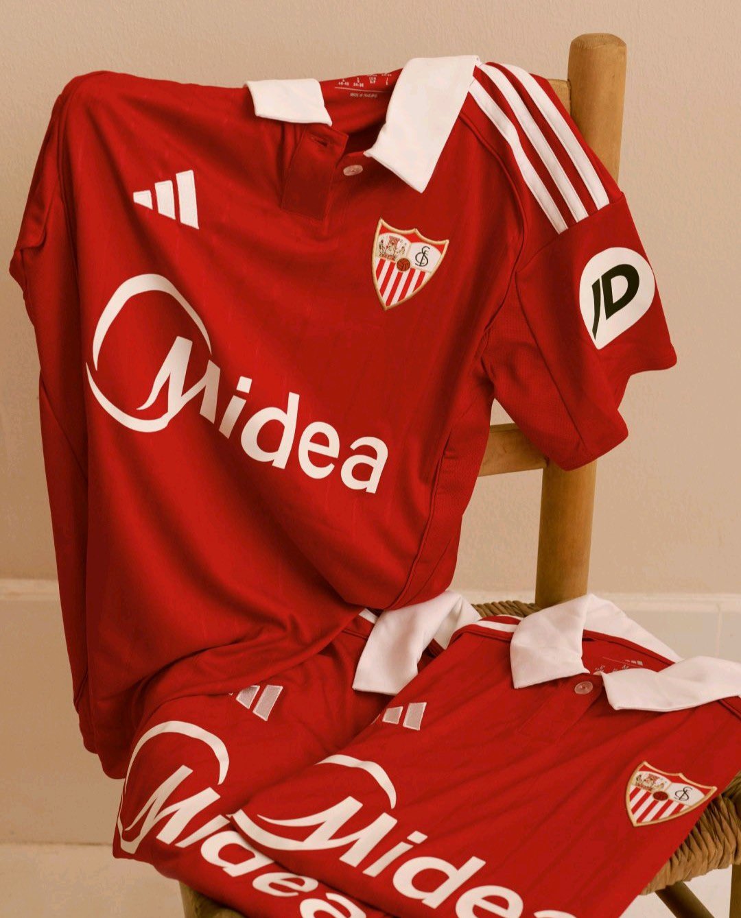 Dit zijn de Sevilla CF voetbalshirts 2025-2026 van adidas