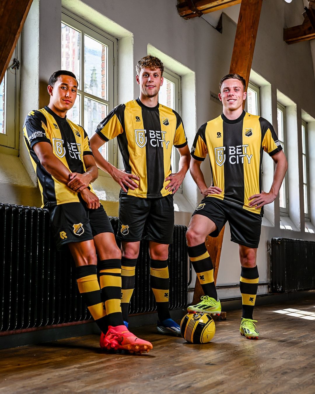 Dit zijn de Vitesse voetbalshirts 2024-2025