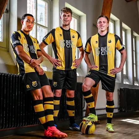 Dit zijn de Vitesse voetbalshirts 2024-2025