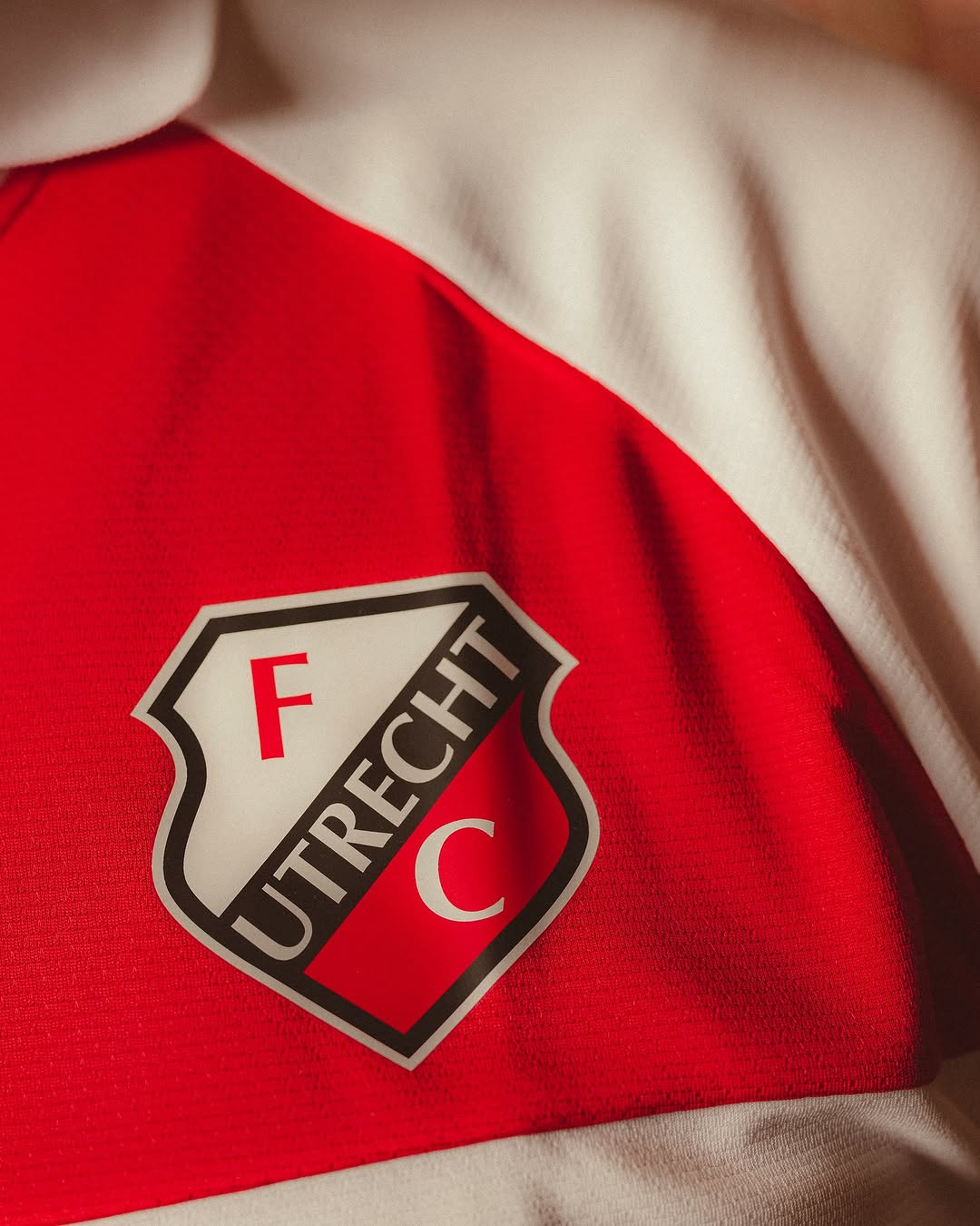 FC Utrecht lanceert retro voetbalshirt geïnspireerd door voetbalshirt jaren 80