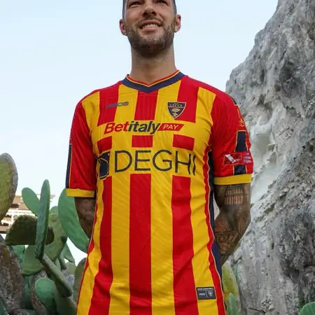 Dit zijn de US Lecce voetbalshirts 2024-2025