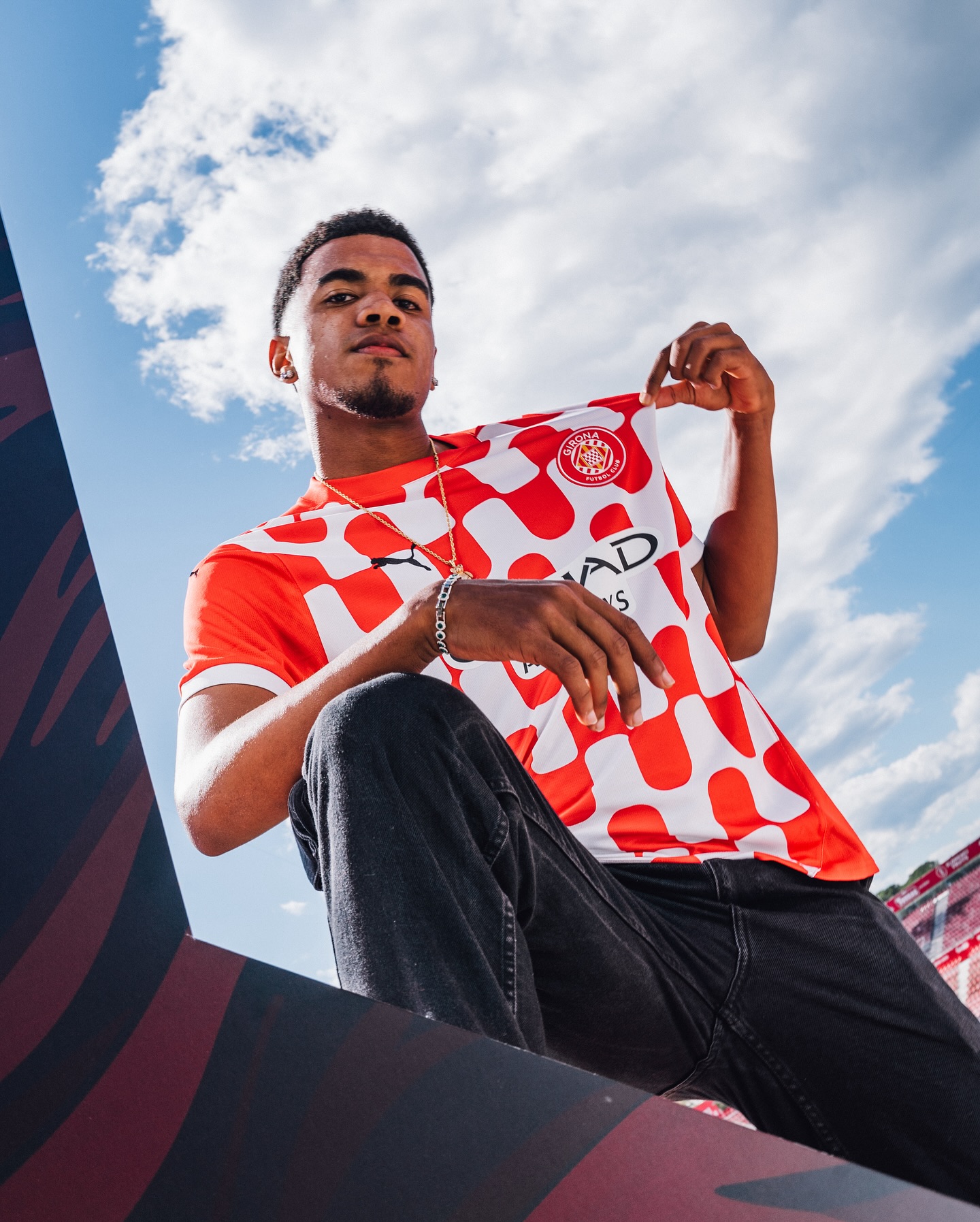 Girona voetbalshirts 2024-2025 in teken schild stad en Catalonië