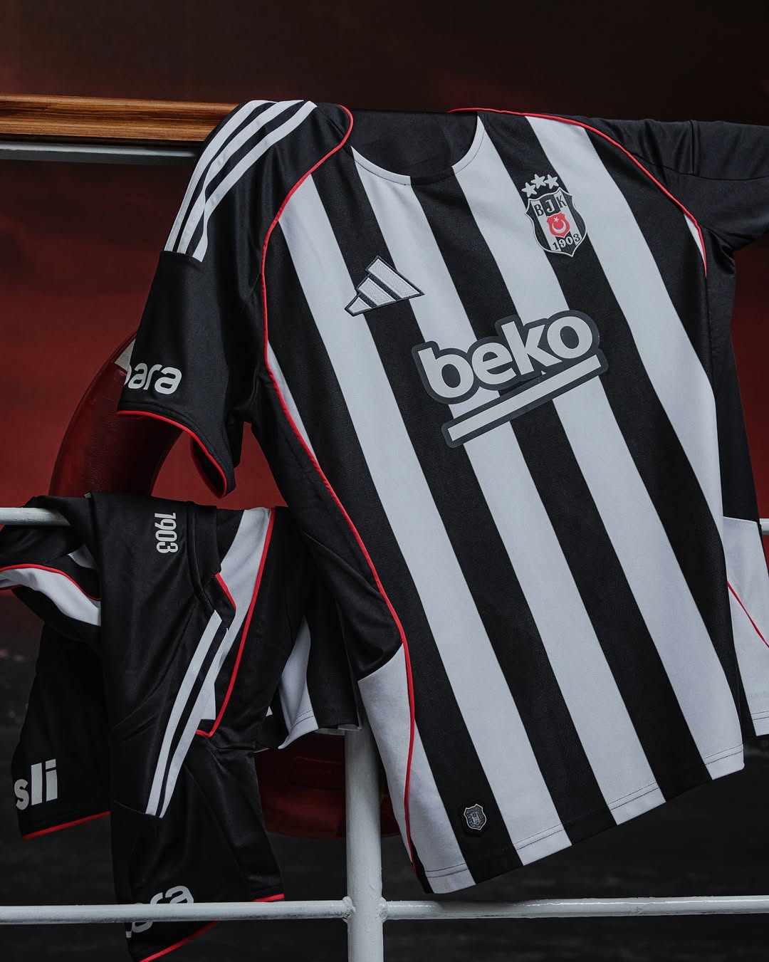 Beşiktaş voetbalshirts 2025-2026 hebben adidas TIRO25 template