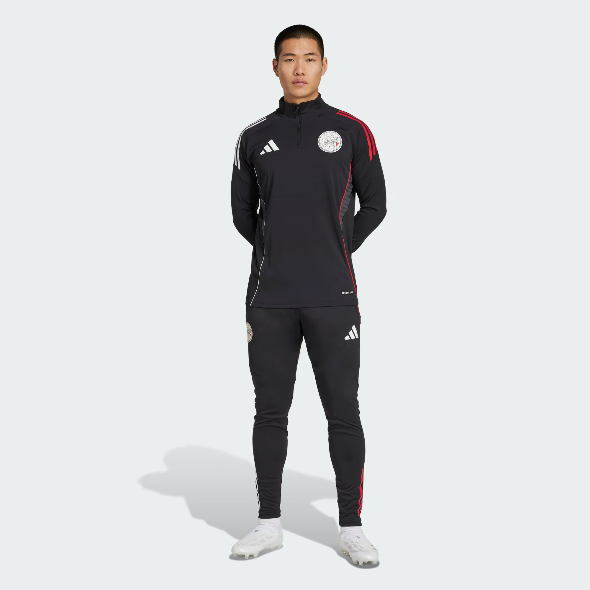 Dit is het Ajax trainingspak 2025-2026