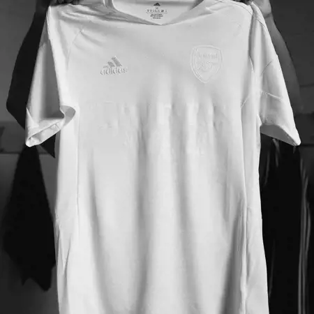 Arsenal draagt wit voetbalshirt in FA Cup wedstrijd tegen Liverpool