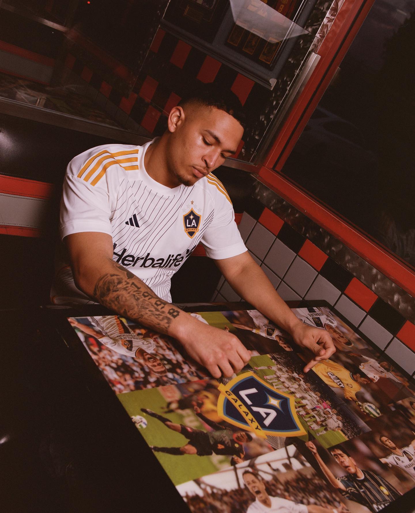 LA Galaxy thuisshirt 2024-2025 bevat futuristische sash