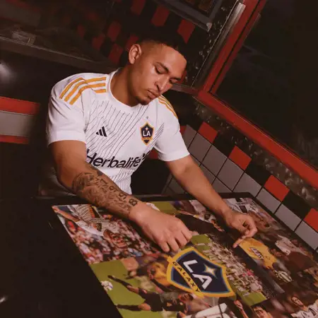 LA Galaxy thuisshirt 2024-2025 bevat futuristische sash