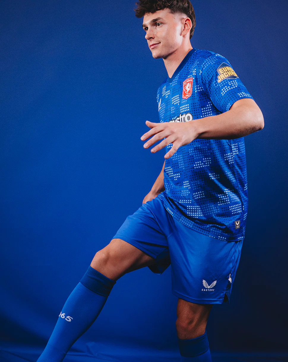 FC Twente voetbalshirts 2025-2026 geïnspireerd door shirt 2010-2011 en Diekman Stadion