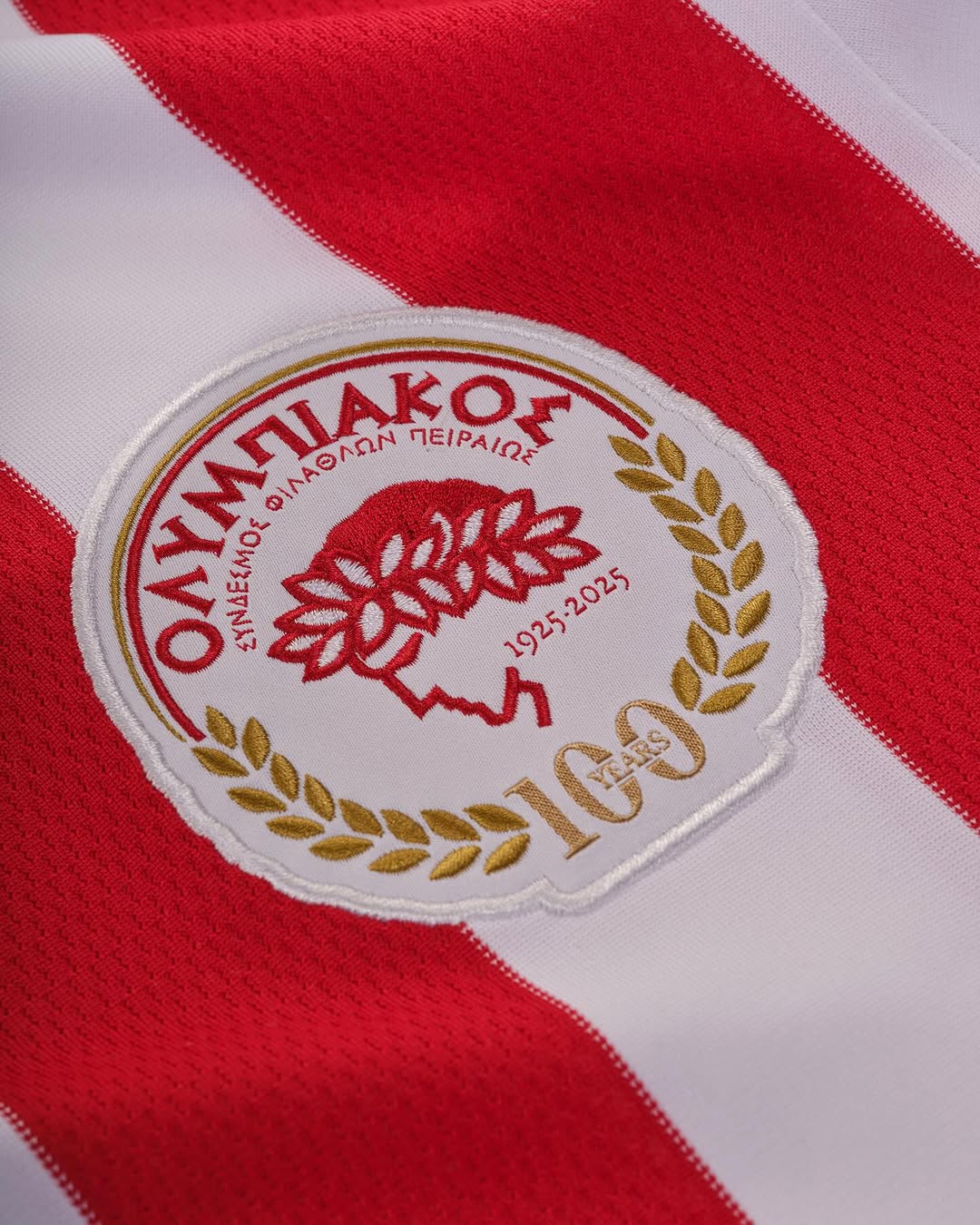 Dit is het Olympiakos voetbalshirt ter ere van het 100 jarig bestaan