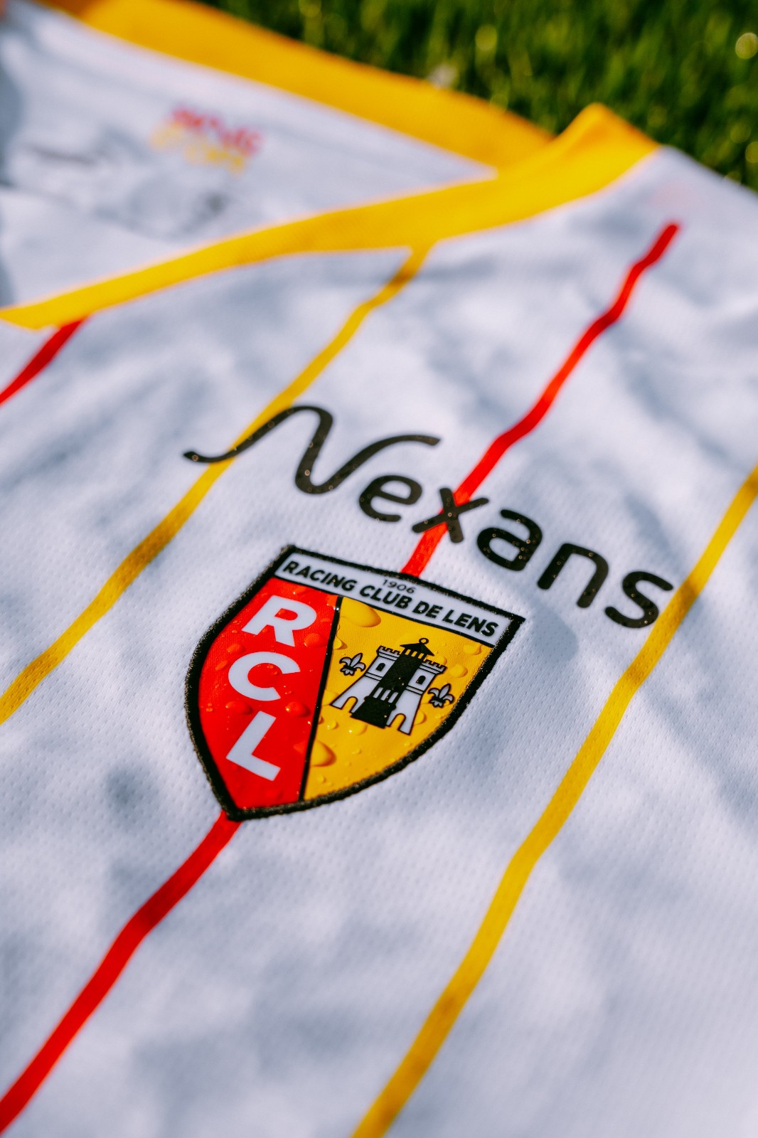 RC Lens voetbalshirts 2024-2025 geïnspireerd door stadion en heritage 