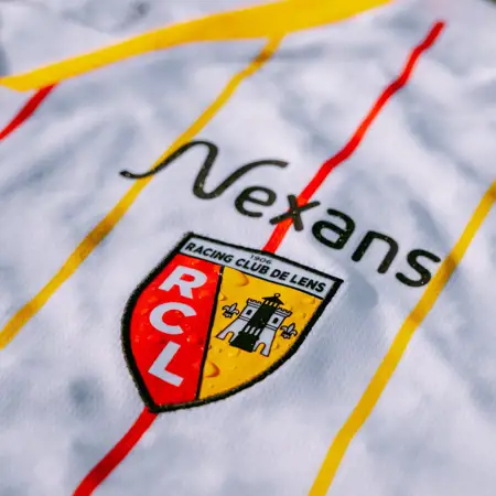RC Lens voetbalshirts 2024-2025 geïnspireerd door stadion en heritage