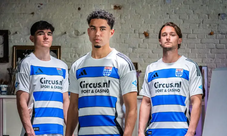 Dit zijn de voetbalshirts van PEC Zwolle met Circus Casino als sponsor