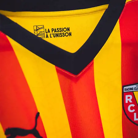 RC Lens voetbalshirts 2024-2025 geïnspireerd door stadion en heritage