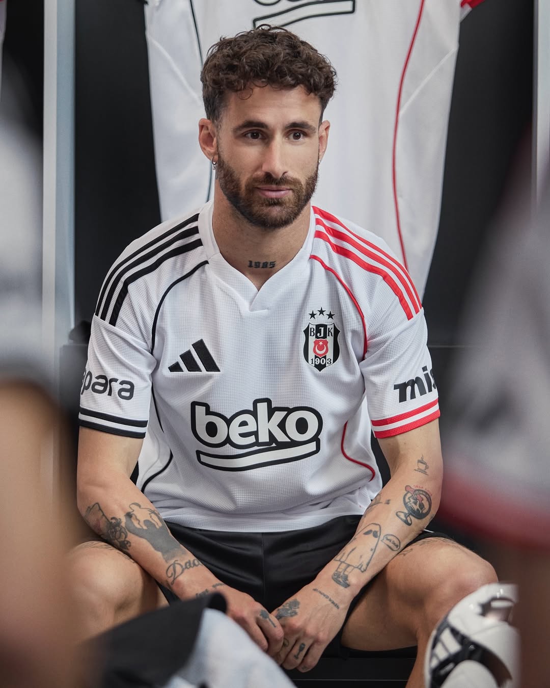 Beşiktaş voetbalshirts 2025-2026 hebben adidas TIRO25 template