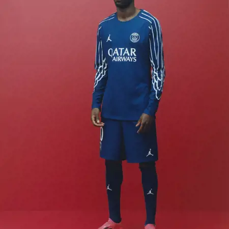 Paris Saint Germain 4e shirt 2024-2025 is blauw met vleugels!