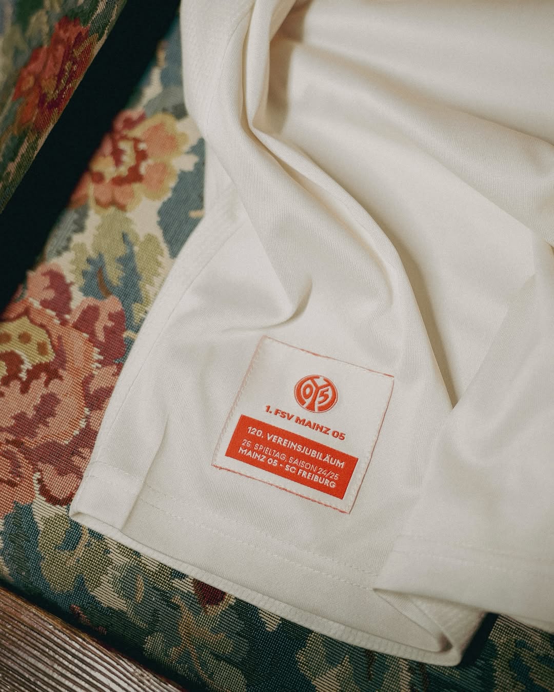 Dit is het FSV Mainz 05 voetbalshirt ter ere van het 120 jarig bestaan