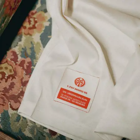 Dit is het FSV Mainz 05 voetbalshirt ter ere van het 120 jarig bestaan