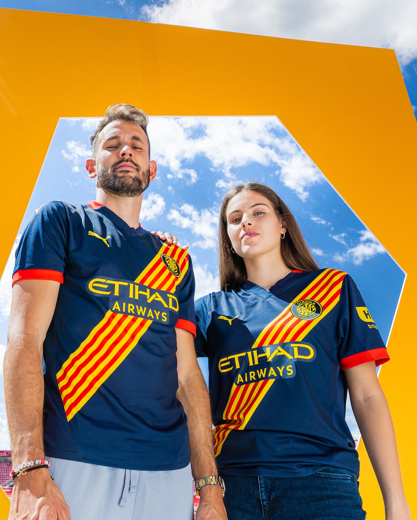 Girona voetbalshirts 2024-2025 in teken schild stad en Catalonië