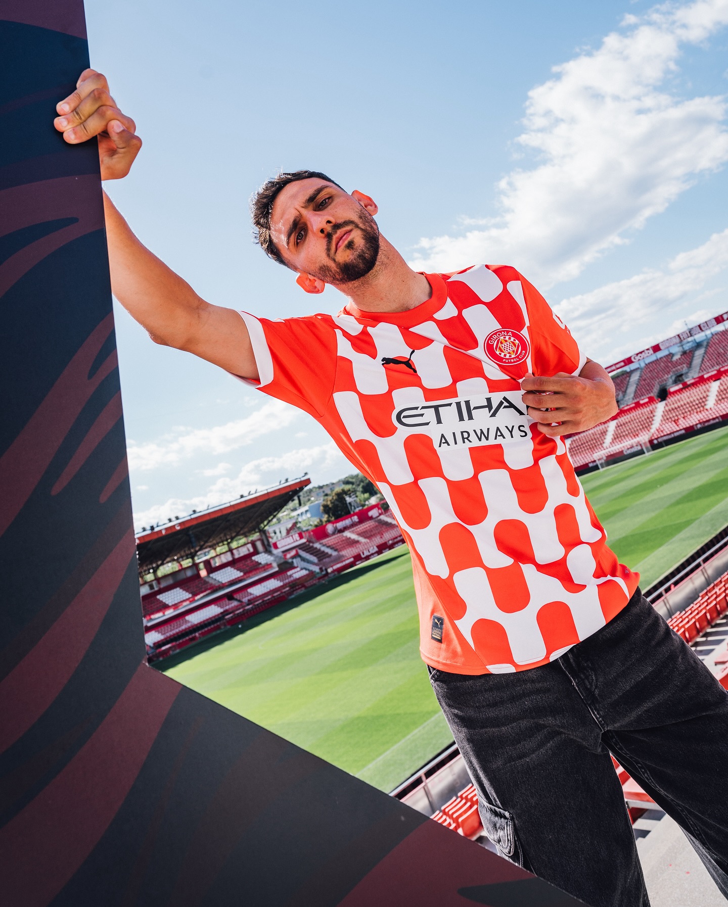 Girona voetbalshirts 2024-2025 in teken schild stad en Catalonië