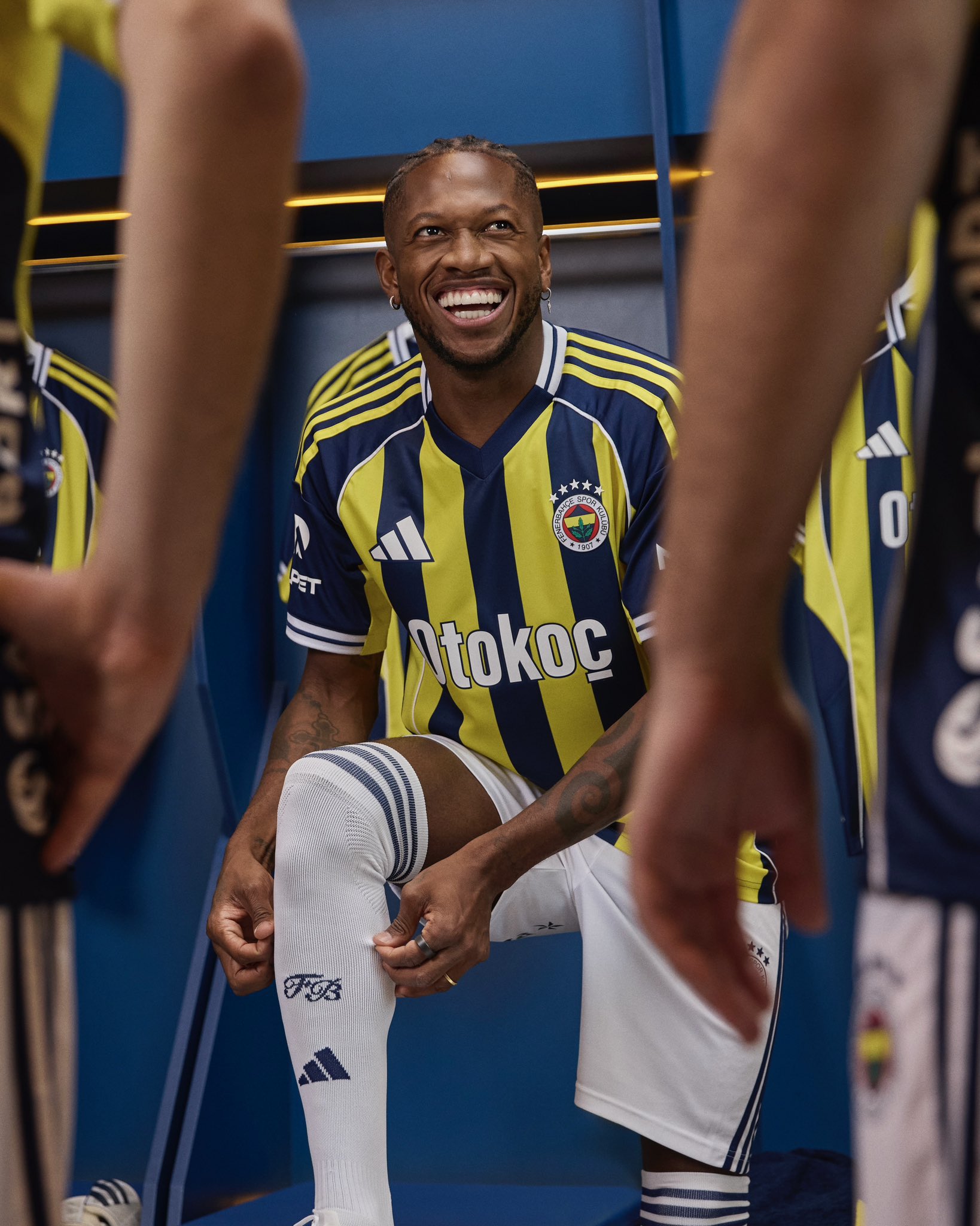 Dit zijn de Fenerbahçe voetbalshirts 2025-2026 van adidas
