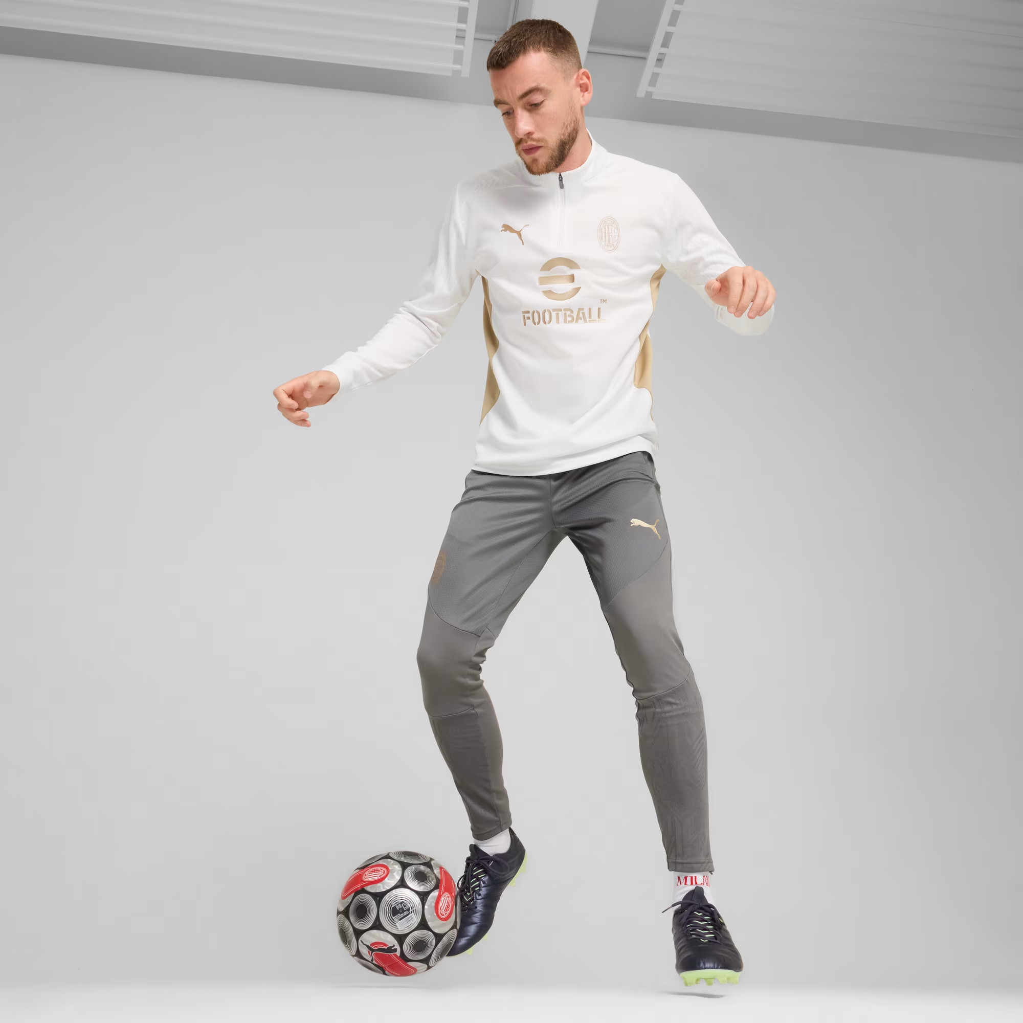 AC Milan draagt wit/goud trainingspak in 2025