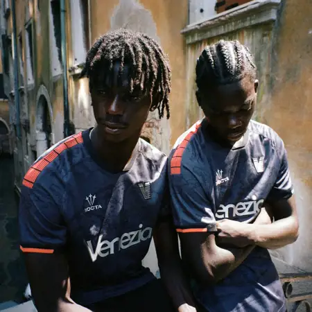Dit zijn de Venezia FC voetbalshirts 2025-2026 van NOCTA