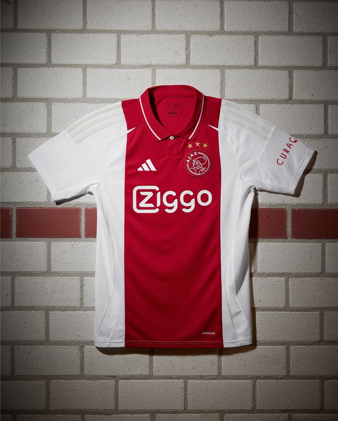 Ajax thuisshirt 2024-2025 geïnspireerd door iconische shirts met kraag