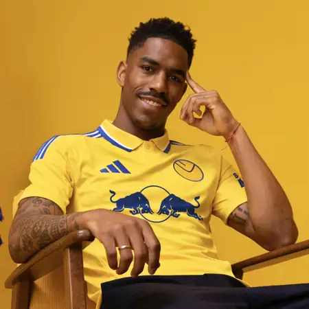 Leeds United voetbalshirts 2024-2025 bevatten logo Red Bull