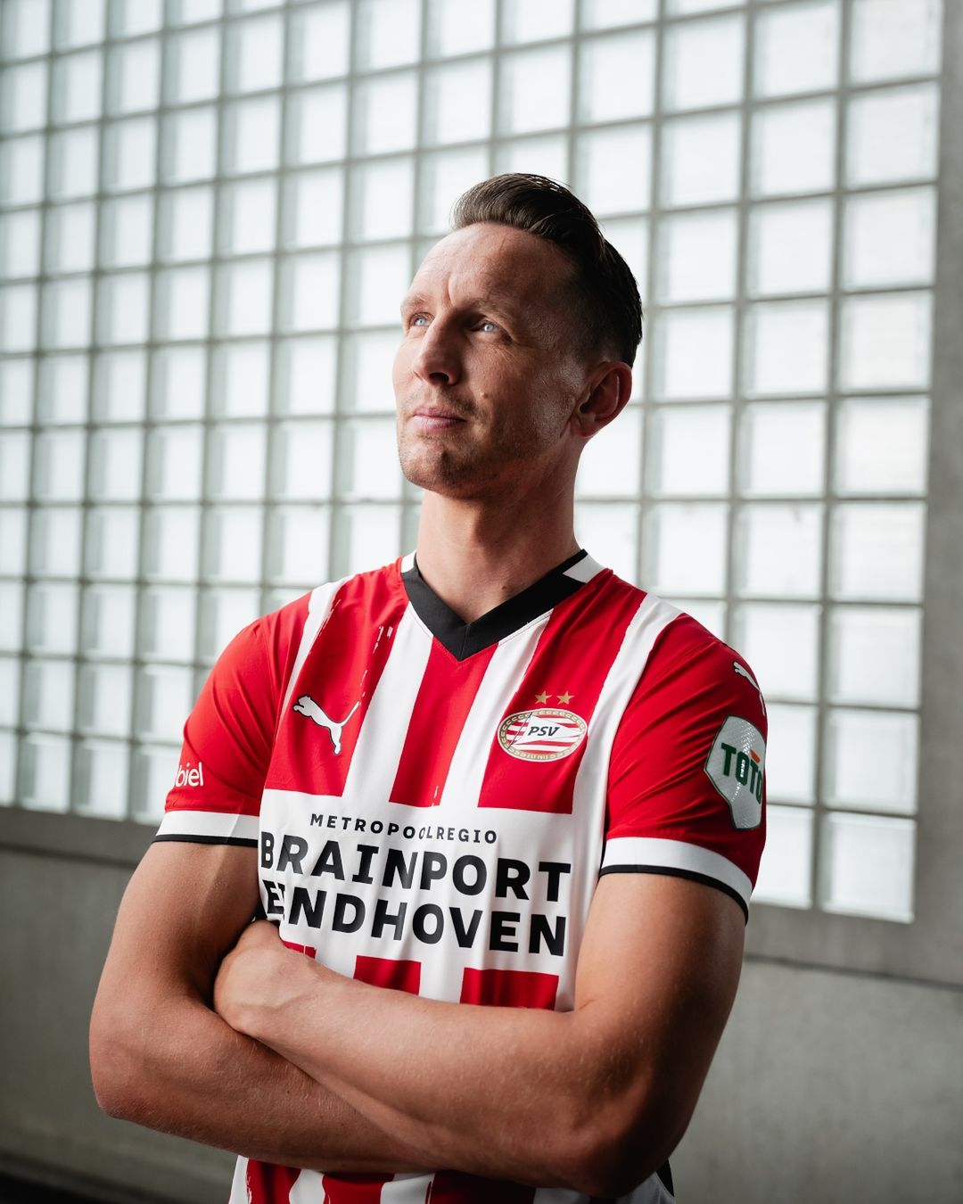 PSV thuisshirt 20242025 in teken creativiteit van Eindhoven